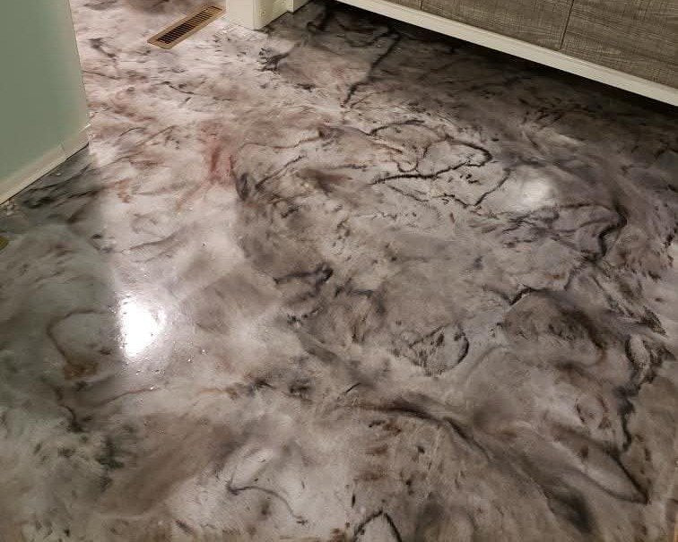 Silver and charcoal marble-look metallic bathroom floor